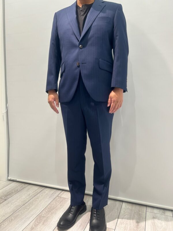 爽やかに決まる、ブルー×ストライプの一着のアイキャッチ画像