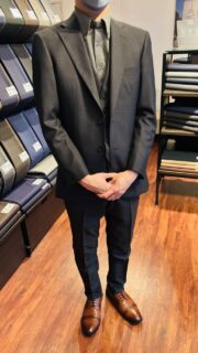 身体に合ったラインがキレイなスリーピーススーツの1着の画像