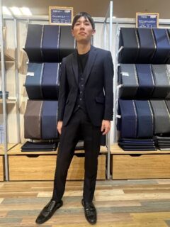 スタイリッシュなダークネイビーのスリーピーススーツの画像