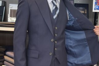 3ッ揃でかっこよく決めるネイビー無地スーツの画像