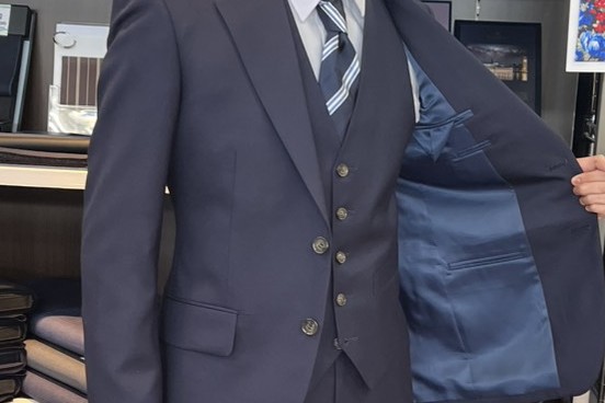 3ッ揃でかっこよく決めるネイビー無地スーツのアイキャッチ画像