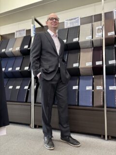 品を備えたグレーチェックスーツの画像