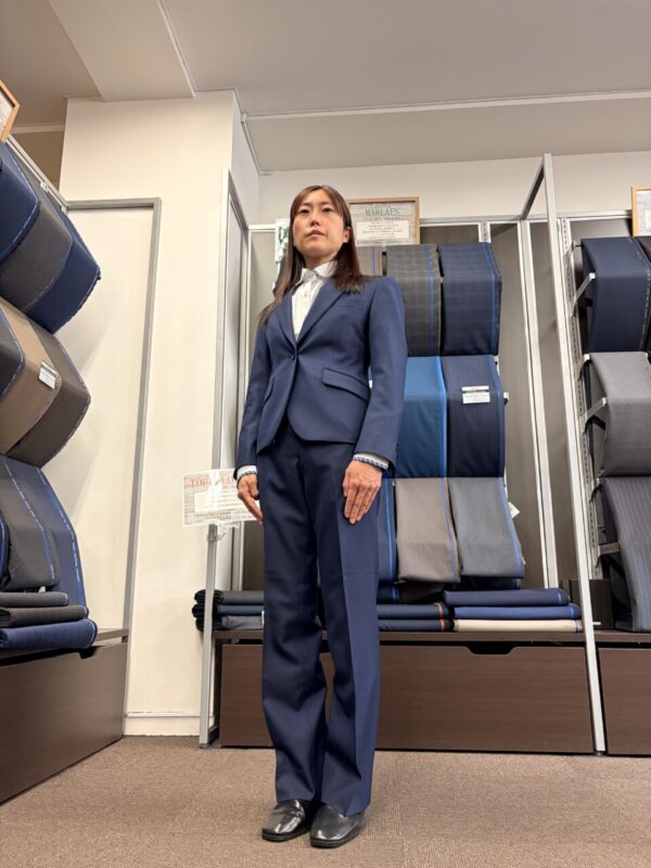 ストライプ生地とデザインでスマートな着こなしのアイキャッチ画像