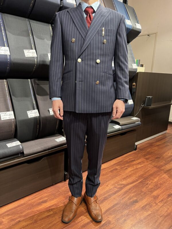 チョークストライプとメタル釦が相性の良いスタイリングで個性ある１着のアイキャッチ画像