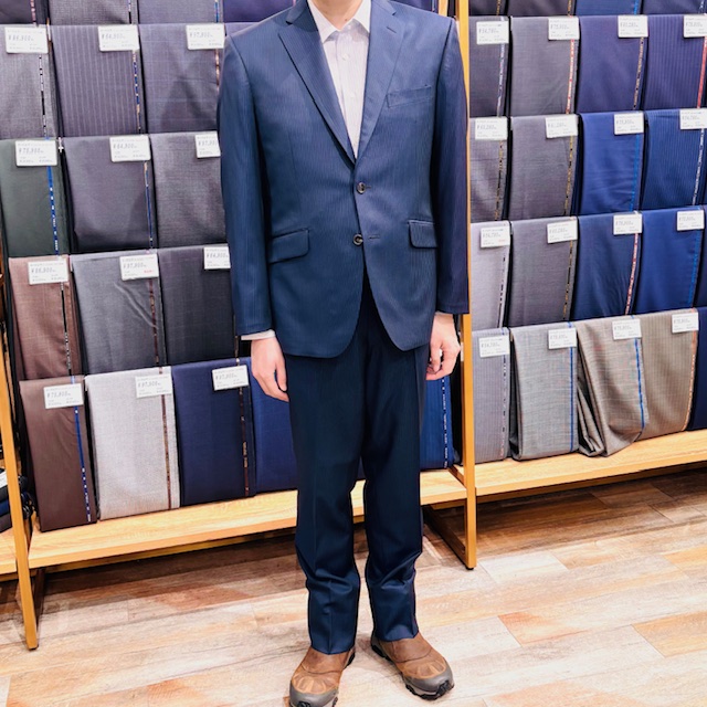 イタリー製REDAの素敵な光沢感がシャドーストライプを際立たせているスーツのアイキャッチ画像