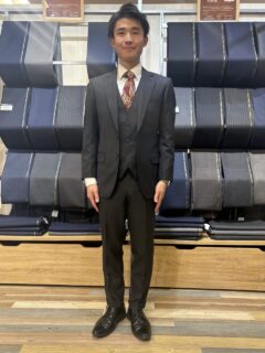 汎用性抜群のチャコールグレースリーピーススーツの画像