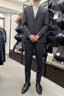 王道のグレー無地　オーダー感のあるサイジングでの画像