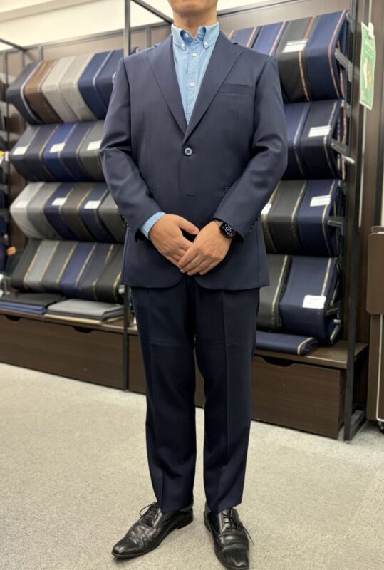 こだわりを詰め込んだネイビースーツのアイキャッチ画像