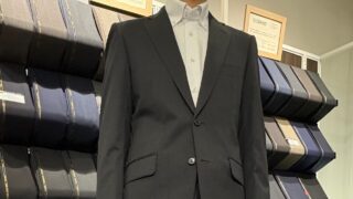 グレー無地スーツの画像