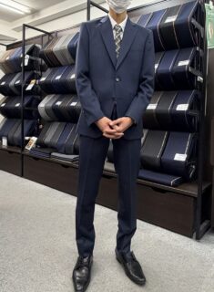 ネイビー生地に潜む赤格子の画像