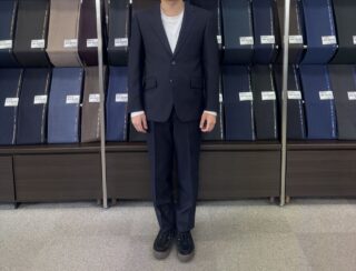 王道のネイビースーツの画像