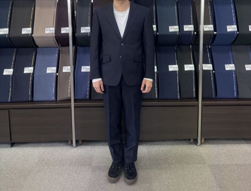王道のネイビースーツのアイキャッチ画像