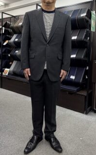 グレーチェックで魅せる大人の余裕の画像