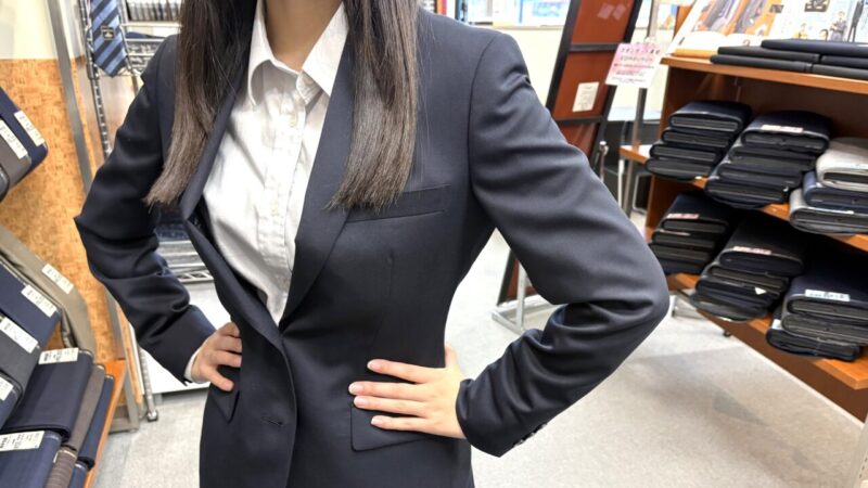 新社会人の方におすすめ！王道ネイビースーツのアイキャッチ画像