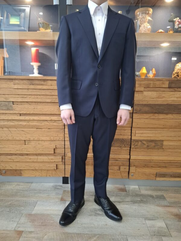 ネイビーのウール生地に水牛釦を合わせた上品なスーツのアイキャッチ画像