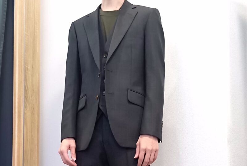 すっきりシルエットの三つ揃えスーツのアイキャッチ画像