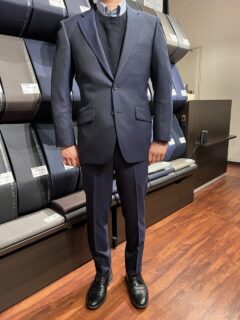 ストライプ柄の縦線効果がより引き締まって見えるスッキリ仕上がった1着の画像