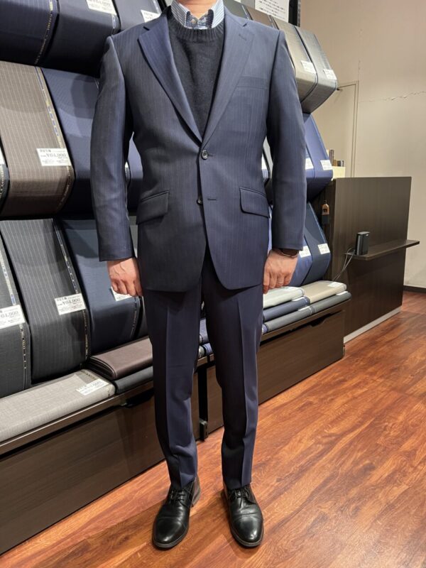 ストライプ柄の縦線効果がより引き締まって見えるスッキリ仕上がった1着のアイキャッチ画像