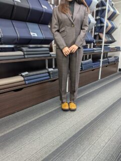 スッキリでオシャレで華やかなスーツの画像