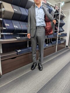 シュッと見えるストライプ柄のツヤ感グレーの画像