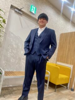 幅広いシーンで活躍してくれるネイビーストライプのスリーピーススタイルの画像