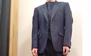 シーンを選ばないネイビースーツの画像