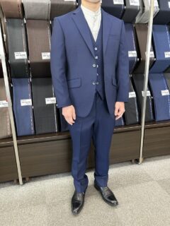 大人の紺無地スーツの画像