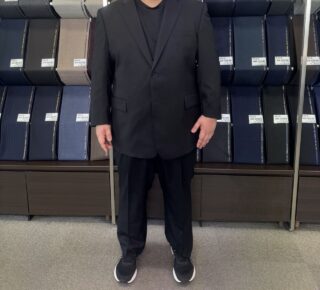 引き締まる印象のブラックスーツの画像