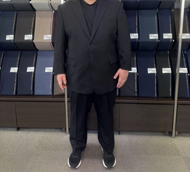 引き締まる印象のブラックスーツのアイキャッチ画像