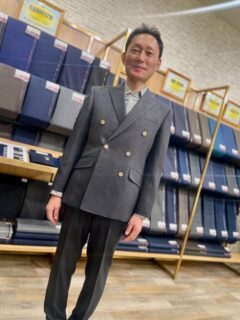 クラシックな装いでオーダーならではこだわりが詰まったダブルブレストスーツの画像