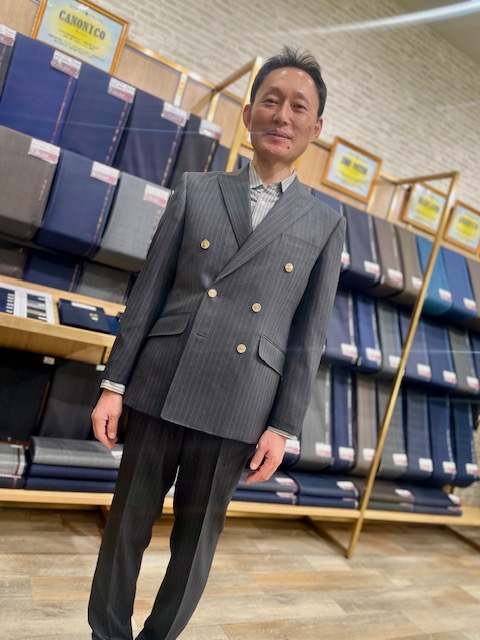 クラシックな装いでオーダーならではこだわりが詰まったダブルブレストスーツのアイキャッチ画像