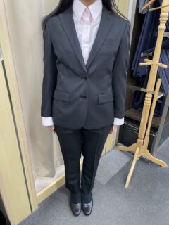 迷ったらこれ。王道ブラックでつくる端正スタイルの画像