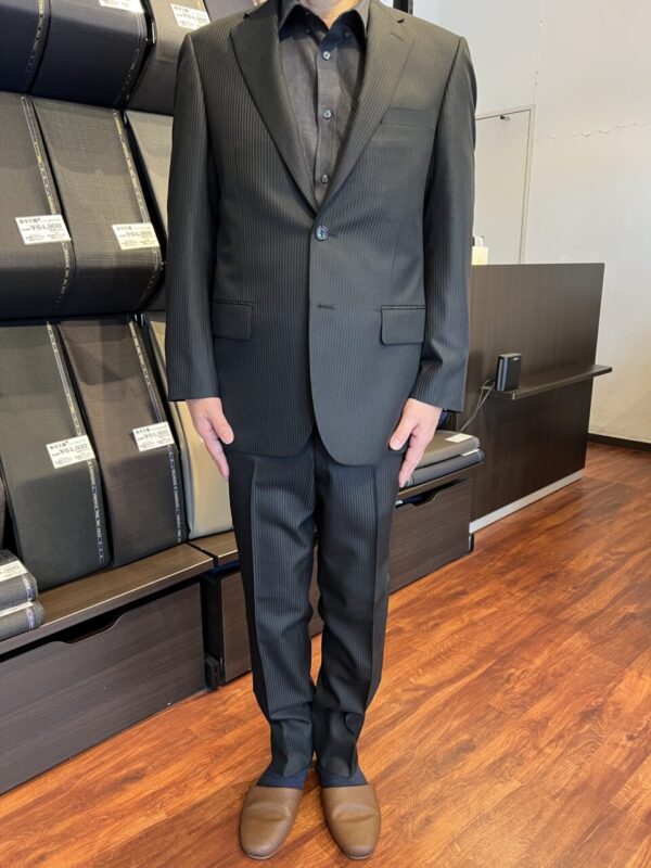 ブラックのシャドーストライプが上品な高級感溢れる1着のアイキャッチ画像