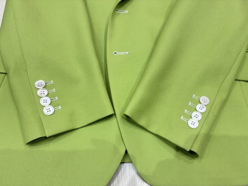 白蝶貝が映えるマスカットグリーンスーツのアイキャッチ画像