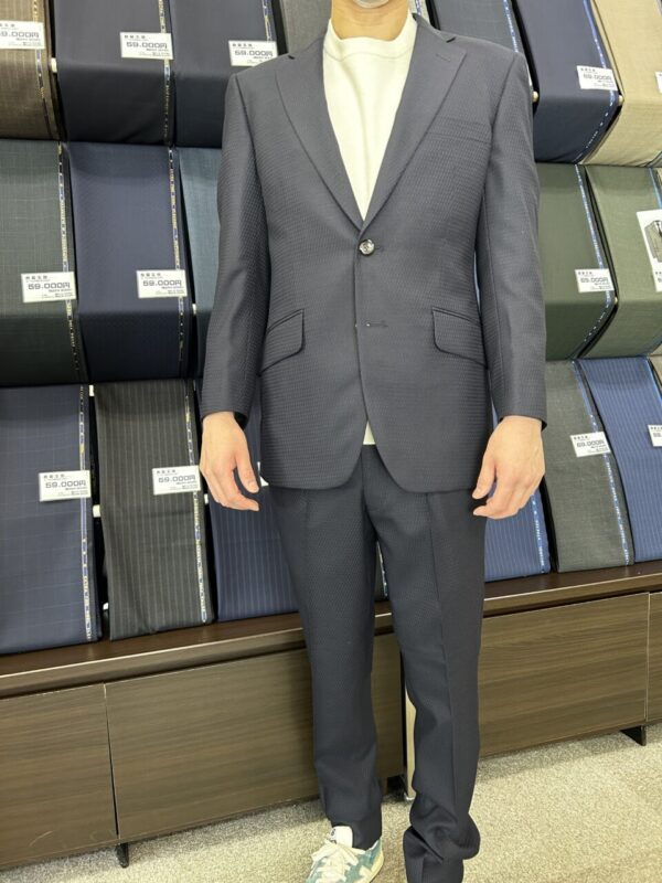 織柄が引き立つ紺スーツのアイキャッチ画像