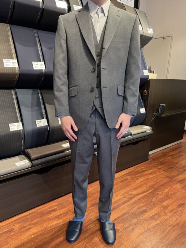 落ち着きのあるグレー×ダークブラウンでベストも揃えたシックな1着のアイキャッチ画像