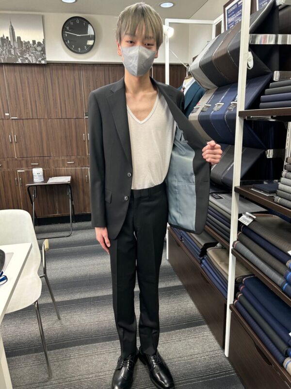 シャープでスッキリとしたスーツのアイキャッチ画像