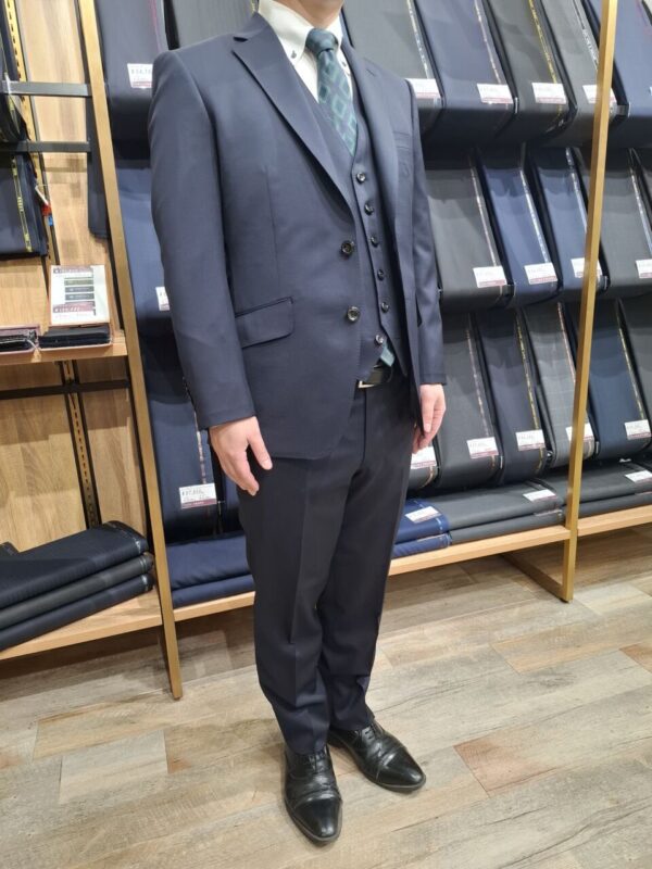 艶抜群！イタリア生地の上品なスリーピーススーツのアイキャッチ画像