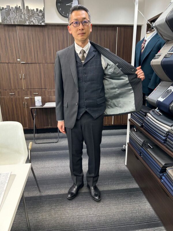 ダンディな雰囲気のチョークストライプスーツのアイキャッチ画像