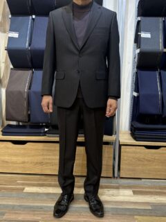 シックで上質なチャコールグレースーツの画像