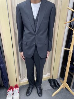 門出に仕立てる、チャコールグレーの一着の画像