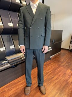 トレンドカラーのグリーンをダブルのスーツでオシャレにスッキリと着こなすの画像
