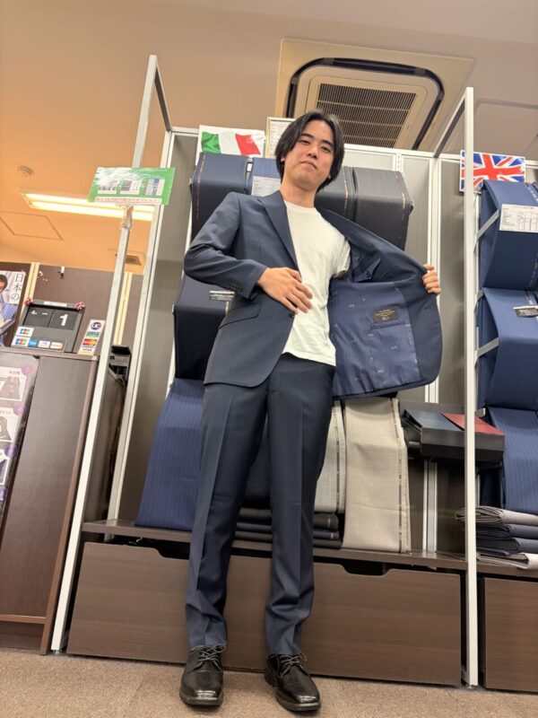 華やかな紺チェックスーツ♪のアイキャッチ画像