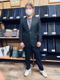 シックな雰囲気なチャコールグレーのスーツの画像