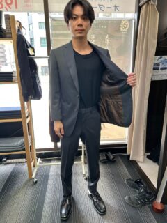 今人気のチャコールグレイスリムスーツを。の画像