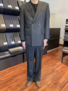 ストライプ柄がスタイリッシュなダブルスーツ仕立ての1着の画像