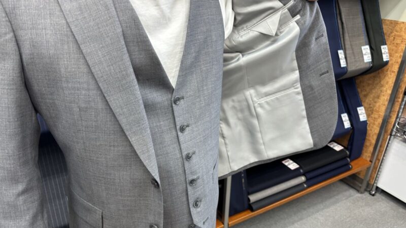 さらっと着られるすっきりシルエットのグレースリーピースのアイキャッチ画像