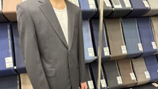 チャコールグレー×無地で落ち着きのある装いの画像