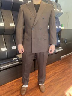 トレンドのブラウンカラーがお洒落なダブルスーツ仕立ての1着の画像
