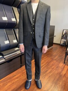 落ち着きあるグレーにパープルが映えるオーダーならではの１着の画像